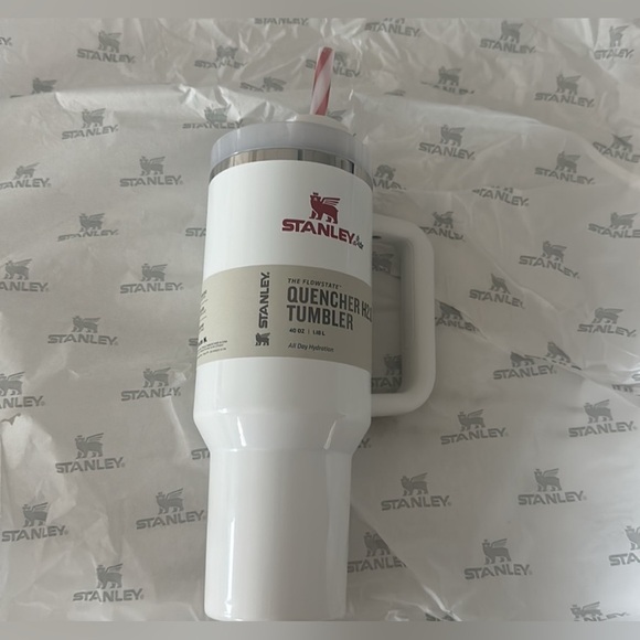Stanley Mistletoe Twist Limited Edition Quencher H2.0 Flowstate Tumbler 40oz NEW - Picture 4 of 5